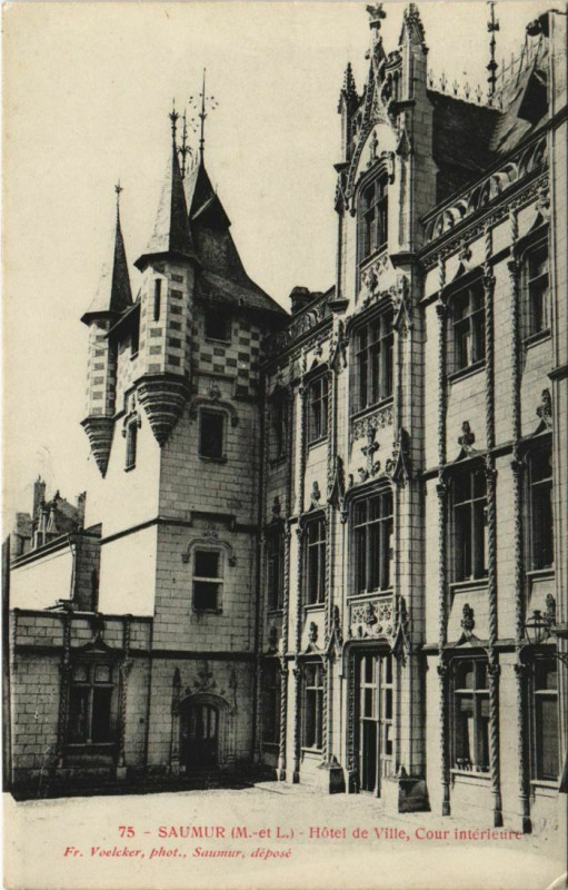 Carte postale ancienne Saumur Hotel de Ville France à Saumur