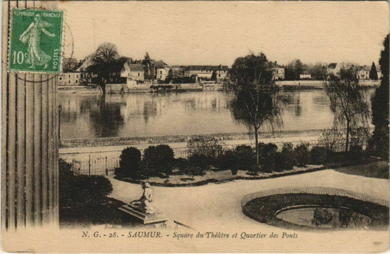Carte postale ancienne Saumur Square du Theatre,Quartier des Ponts France à Saumur