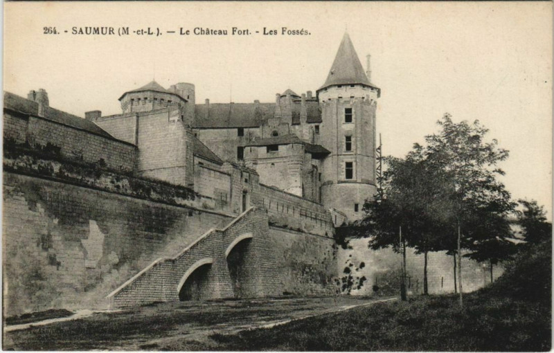 Carte postale ancienne Saumur Le Chateau Fort France à Saumur