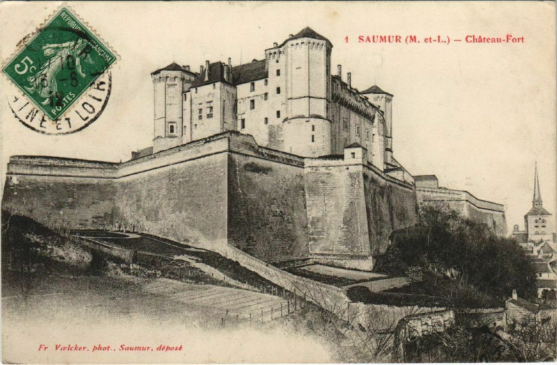 Carte postale ancienne Saumur Chateau Fort France à Saumur