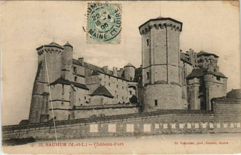 Carte postale ancienne Saumur Chateau Fort France à Saumur