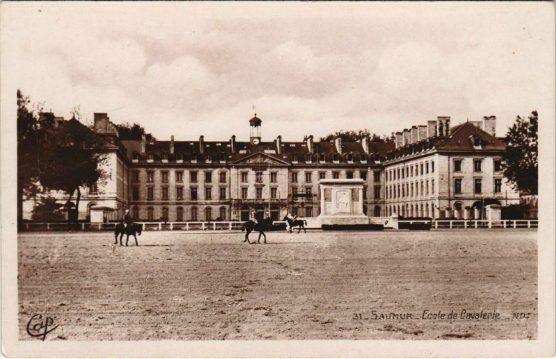 Carte postale ancienne Saumur Ecole de Cavalerie France à Saumur