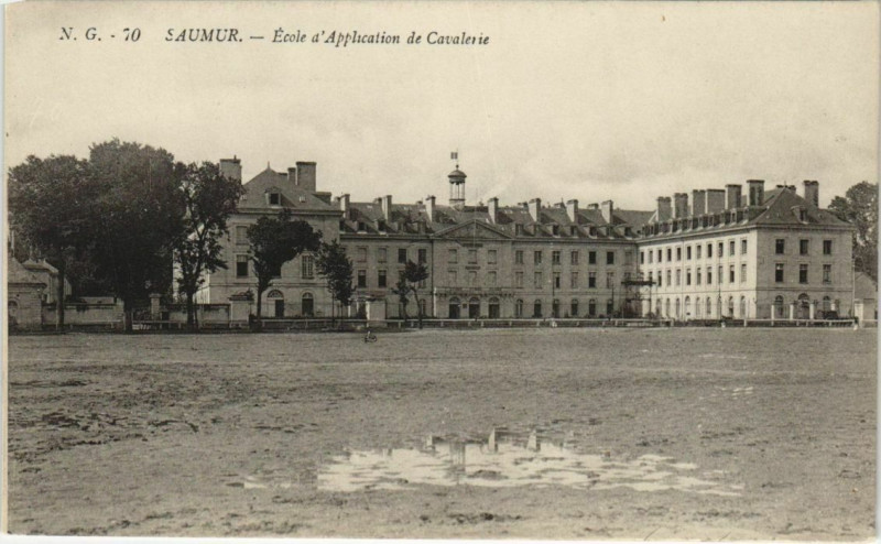 Carte postale ancienne Saumur Ecole de Cavalerie France à Saumur
