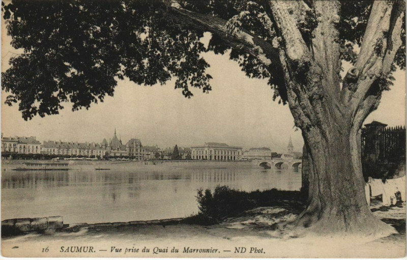Carte postale ancienne Saumur vue prise du Quai du Marronnier France à Saumur