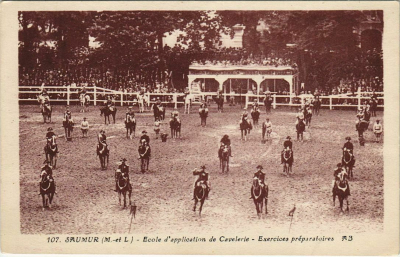 Carte postale ancienne Saumur Ecole de Cavalerie France à Saumur