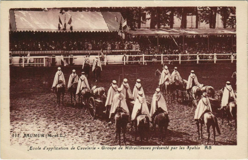 Carte postale ancienne Saumur Ecole d'Application de Cavalerie France à Saumur