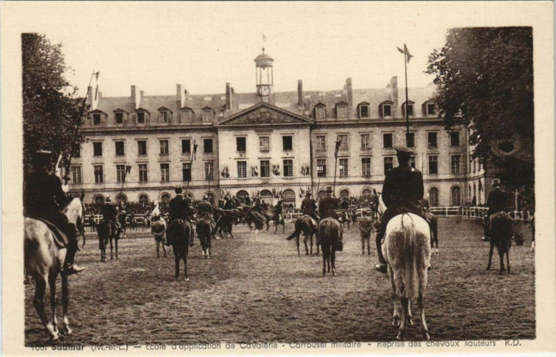 Carte postale ancienne Saumur Ecole de Cavalerie France à Saumur