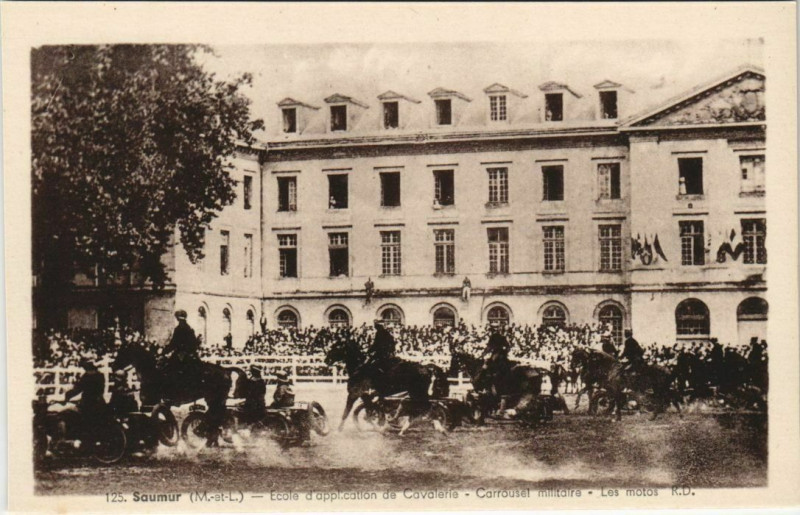 Carte postale ancienne Saumur Ecole de Cavalerie France à Saumur