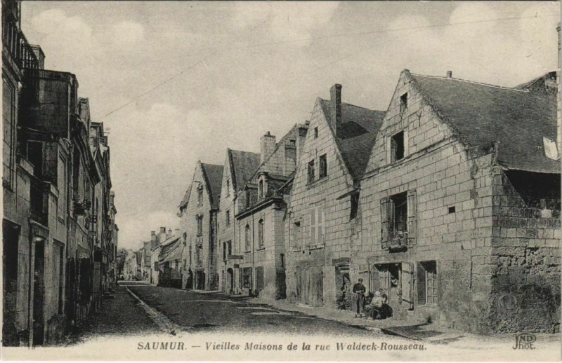 Carte postale ancienne Saumur Vieilles Maisons de la Rue Waldeck Rousseau France à Saumur