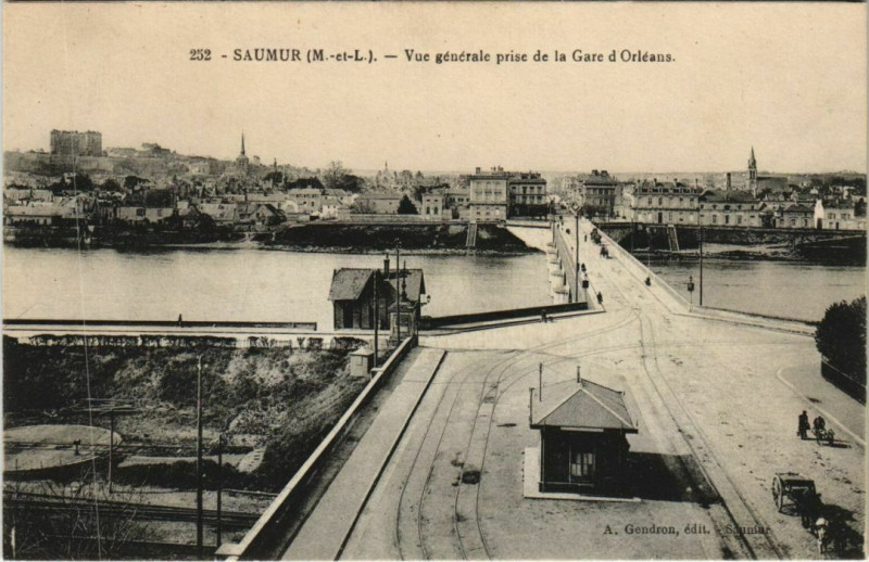 Carte postale ancienne Saumur vue generale France à Saumur