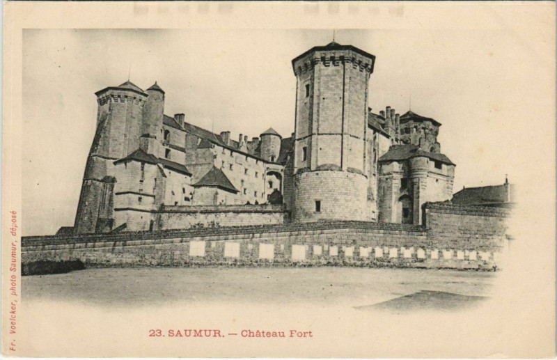 Carte postale ancienne Saumur Chateau Fort France à Saumur