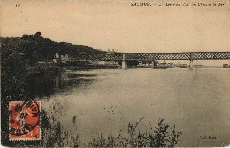 Carte postale ancienne Saumur La Loire au Pont du Chemin de Fer France à Saumur