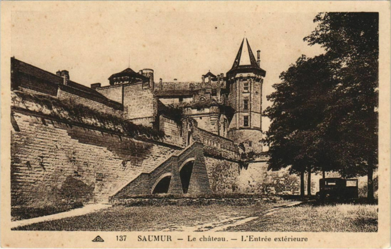 Carte postale ancienne Saumur Le Chateau France à Saumur