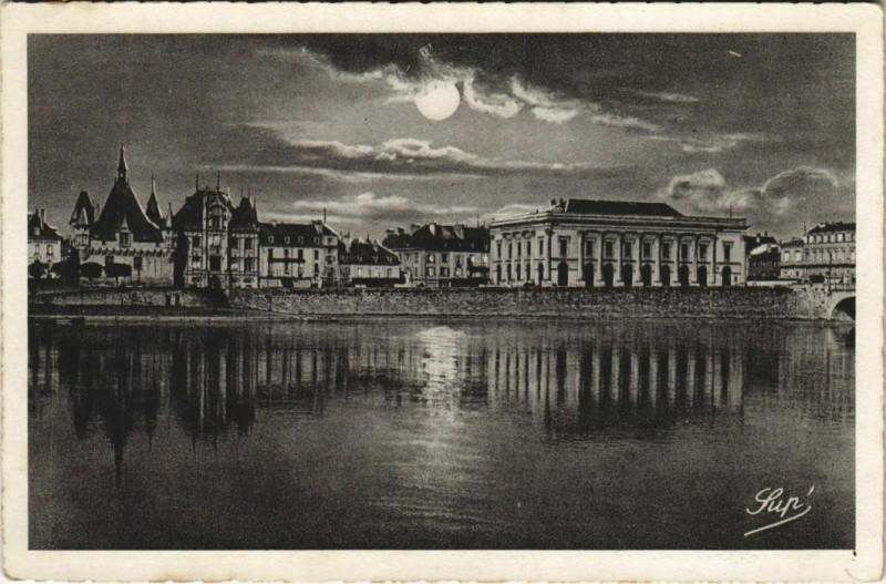 Carte postale ancienne Saumur Effet de nuit sur la Loire et les Quais France à Saumur