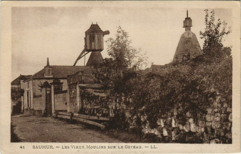 Carte postale ancienne Saumur Les Vieux Moulins sur le Coteau France à Saumur