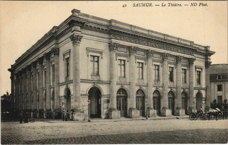 Carte postale ancienne Saumur Le Theatre France à Saumur