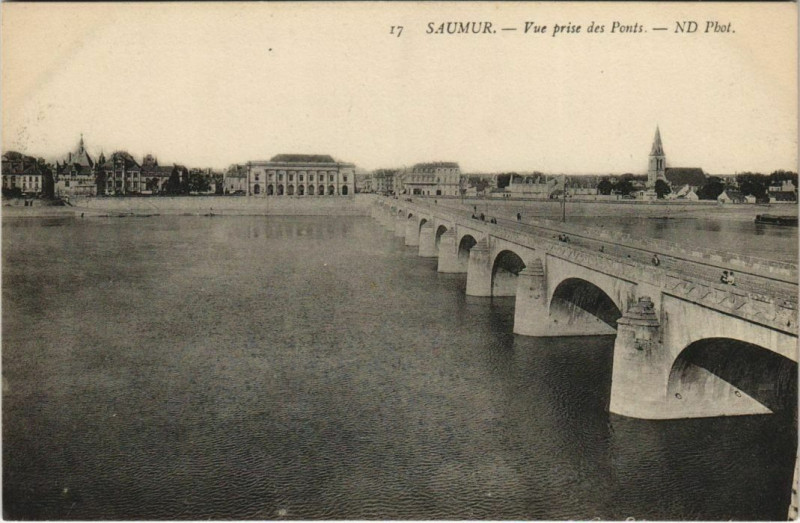 Carte postale ancienne Saumur vue prise des Ponts France à Saumur