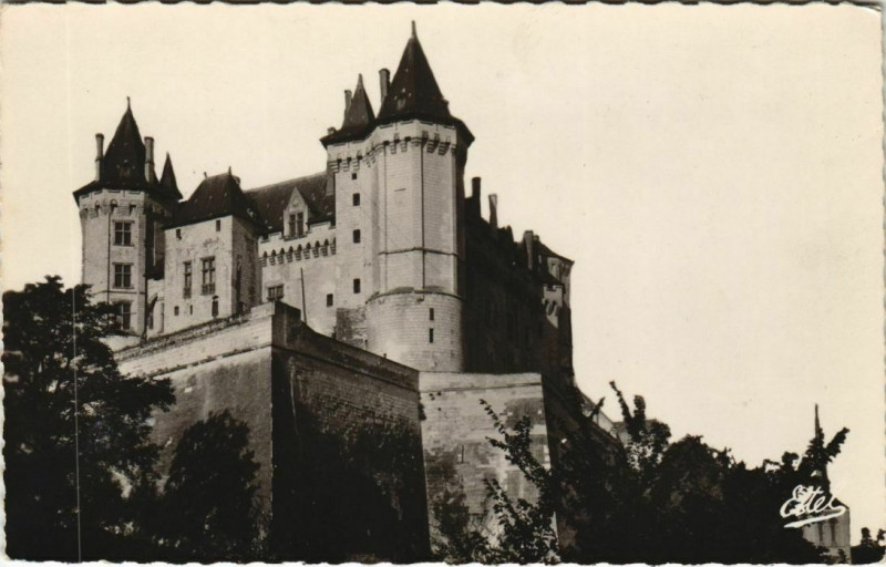 Carte postale ancienne Saumur Le Chateau et les Remparts France à Saumur