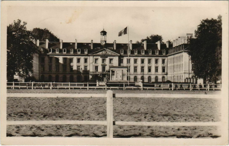 Carte postale ancienne Saumur Ecole de Cavalerie France à Saumur