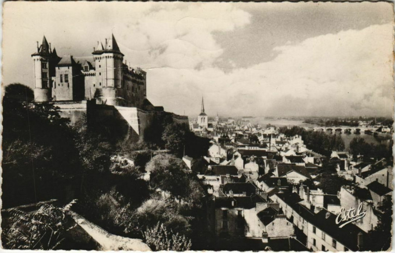 Carte postale ancienne Saumur Le Chateau ,la ville et la Loire France à Saumur