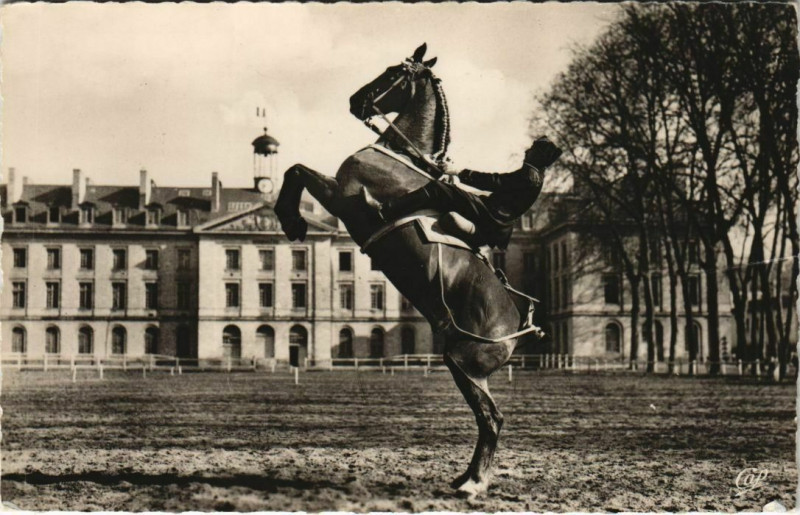 Carte postale ancienne Saumur Ecole de Cavalerie , Courbette France à Saumur
