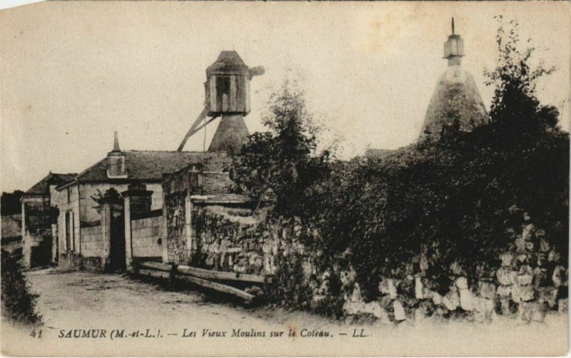 Carte postale ancienne Saumur Les Vieux Moulins sur le Coteau France à Saumur