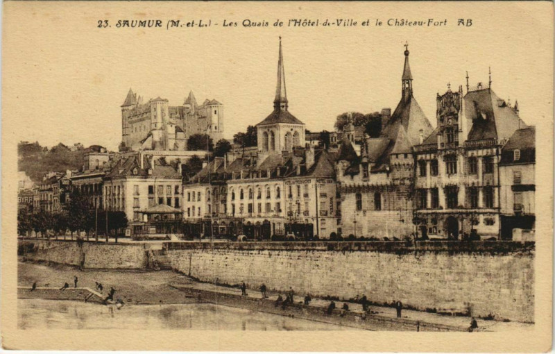 Carte postale ancienne Saumur Les Quais de l'hotel de Ville France à Saumur