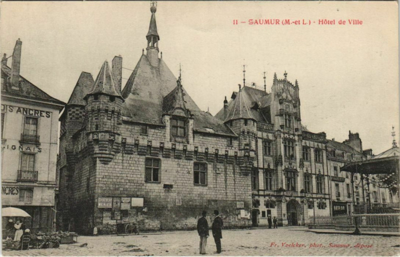 Carte postale ancienne Saumur Hotel de Ville France à Saumur