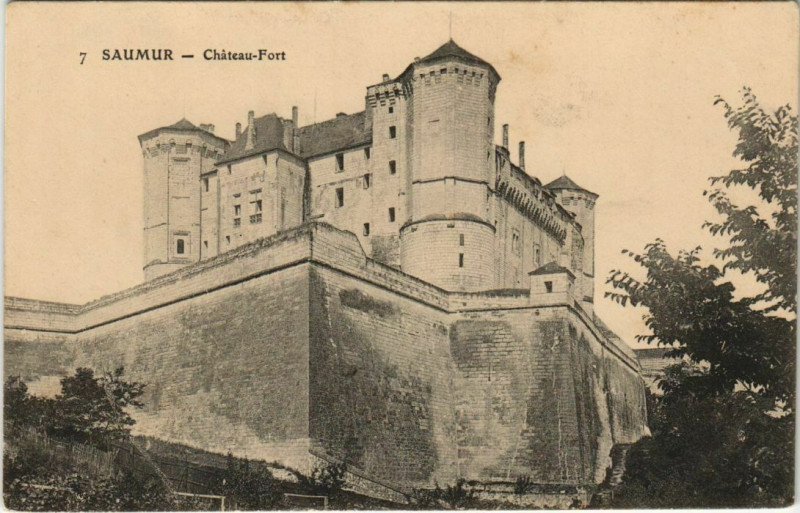 Carte postale ancienne Saumur Chateau Fort France à Saumur