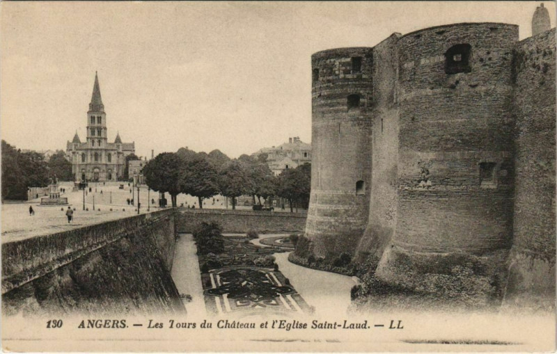 Carte postale ancienne Angers Les Tours du Chateau et Eglise Saint-Laud France à Angers