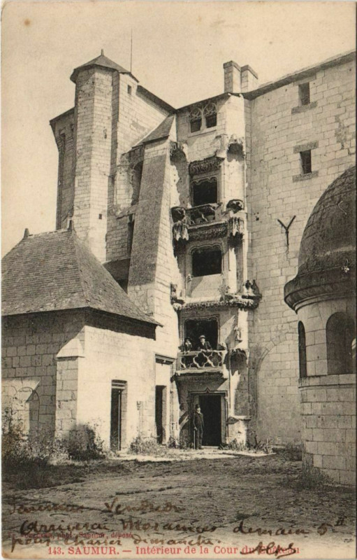 Carte postale ancienne Saumur Interieur de la Cour du Chateau France à Saumur