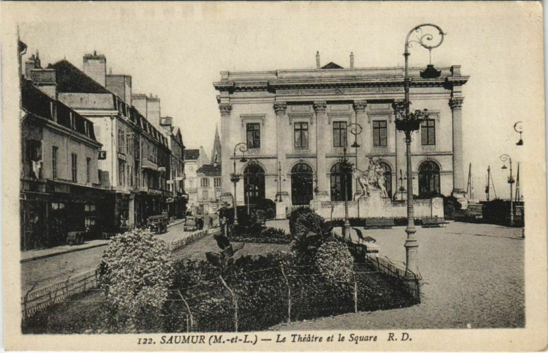 Carte postale ancienne Saumur Le Theatre et le Square France à Saumur