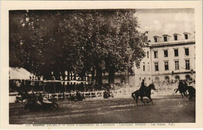 Carte postale ancienne Saumur Ecole de Cavalerie France à Saumur