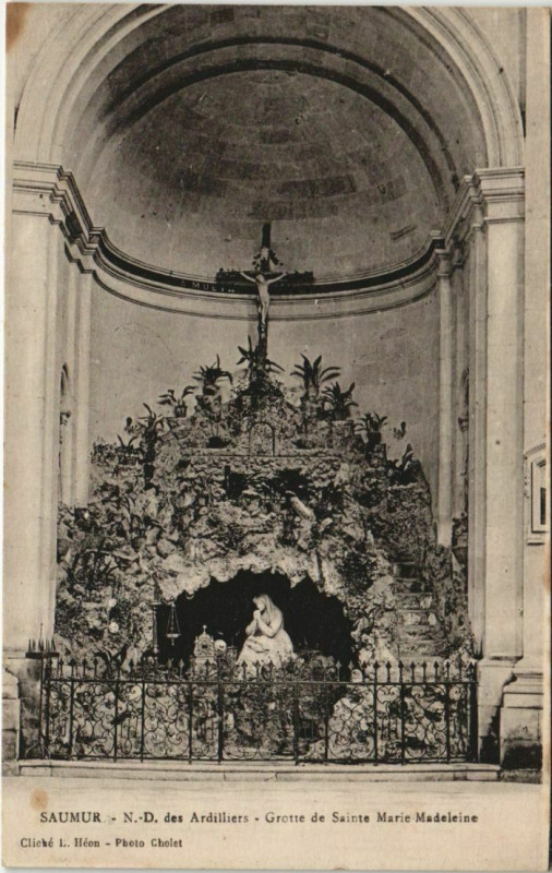 Carte postale ancienne Saumur N.-D. Des Ardilliers ,Grotte de Sainte-Marie Madeleine France à Saumur