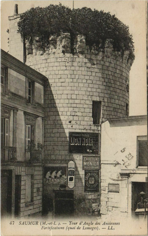 Carte postale ancienne Saumur Tour d'Angle des Anciennes Fortifications France à Saumur