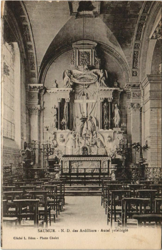 Carte postale ancienne Saumur N.-D. Des Ardilliers ,Autel privilegie France à Saumur