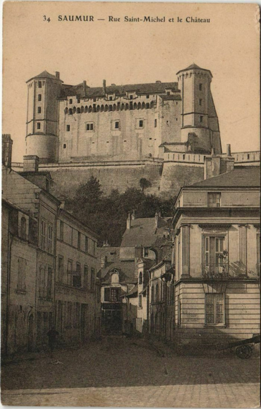 Carte postale ancienne Saumur Rue Saint-Michel et le Chateau France à Saumur