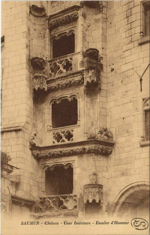 Carte postale ancienne Saumur Chateau de la Reine de Cecile ,cour interieure France à Saumur