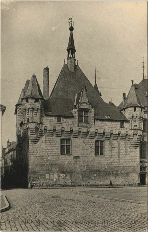 Carte postale ancienne Saumur Hotel de Ville France à Saumur