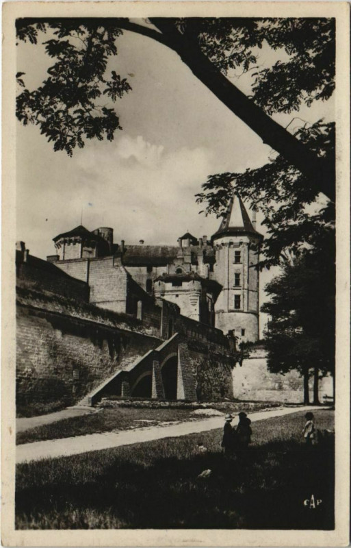 Carte postale ancienne Saumur Le Chateau France à Saumur