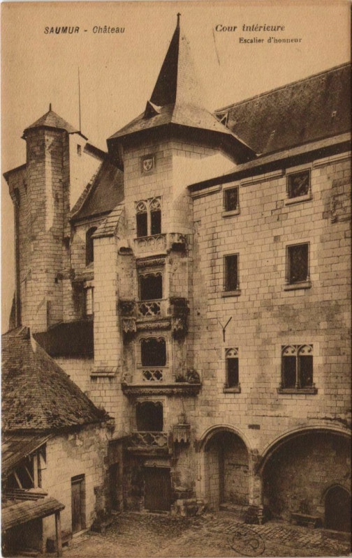 Carte postale ancienne Saumur Le Chateau ,cour interieure France à Saumur