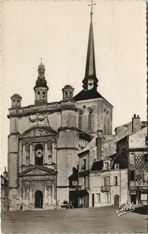 Carte postale ancienne Saumur Eglise Saint-Pierre France à Saumur