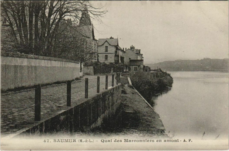 Carte postale ancienne Saumur Quai des Marronniers France à Saumur