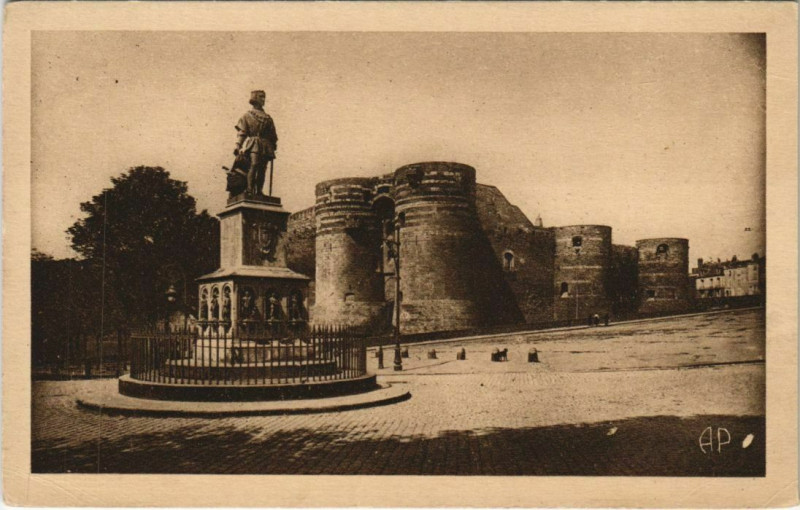 Carte postale ancienne Angers Statue du Roi Rene et Chateau France à Angers