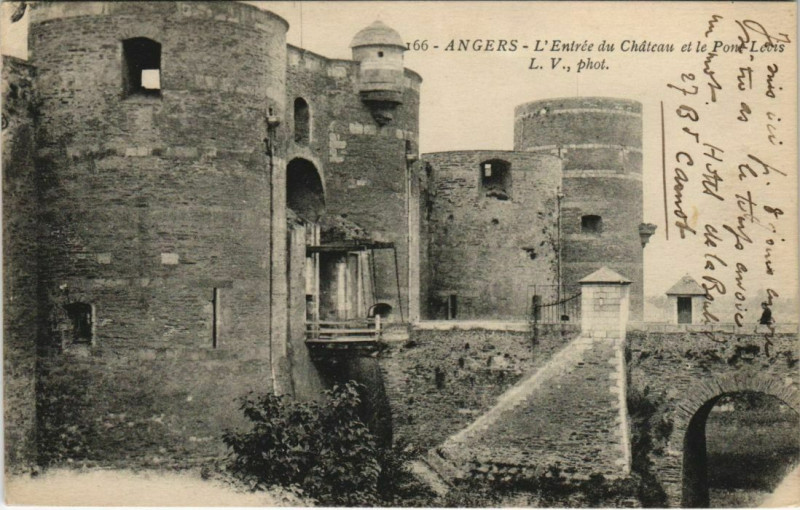 Carte postale ancienne Angers Entree du Chateau France à Angers