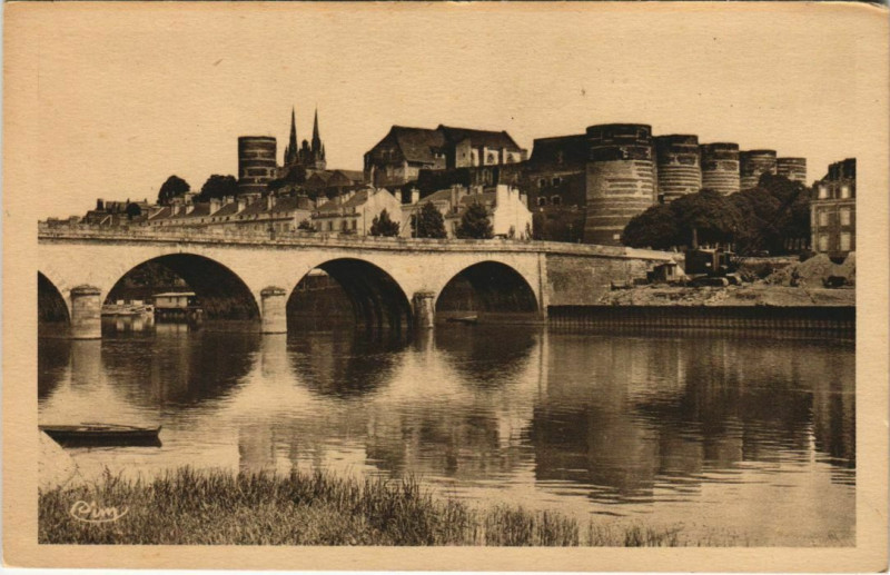 Carte postale ancienne Angers vue generale et Chateau France à Angers