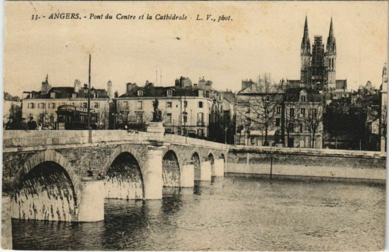 Carte postale ancienne Angers Pont du Centre et Cathedrale France à Angers