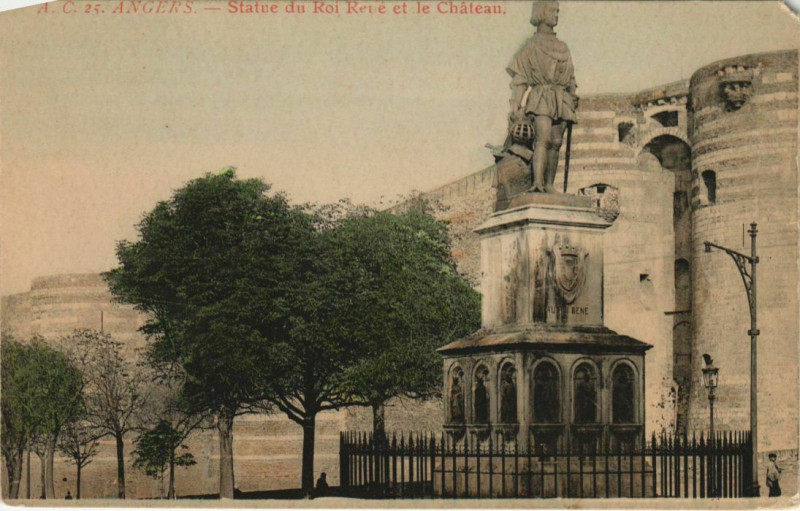 Carte postale ancienne Angers Statue du Roi Rene et Chateau France à Angers