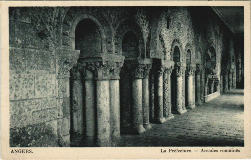 Carte postale ancienne Angers La Prefecture ,arcades Romaines France à Angers