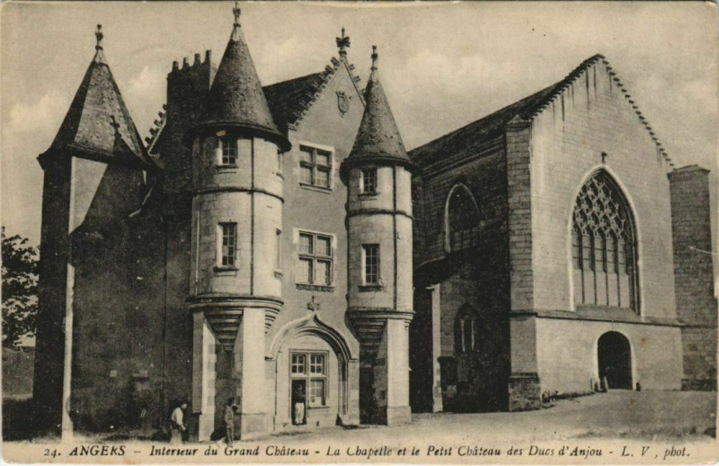 Carte postale ancienne Angers Interieur du Grand Chateau France à Angers